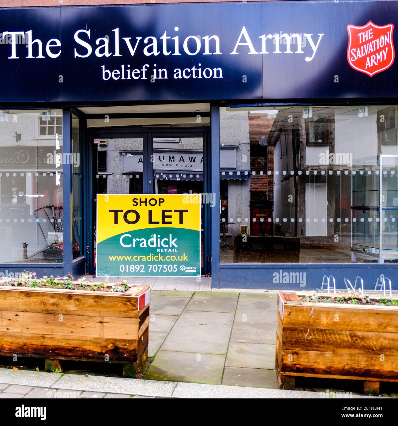 Londra UK, gennaio 08 2021, High Street Salvation Army Shop chiuso a causa delle pressioni finanziarie e dei cambiamenti di abitudine di spesa a causa di Covid-19 Pandemic Foto Stock