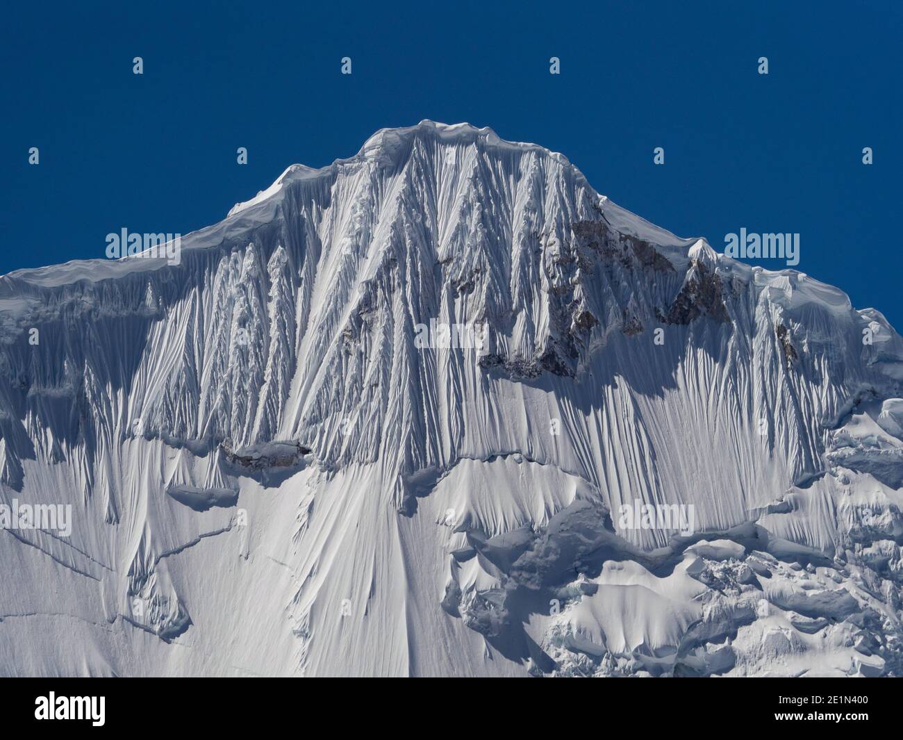 Vista panoramica sulla cima della cima sulla Cordillera Huayhuash Circuit ande innevate Montagna alpina Rondoy Jirishanca Yerupaja Sarapo Huanuco Perù Sud latino Foto Stock