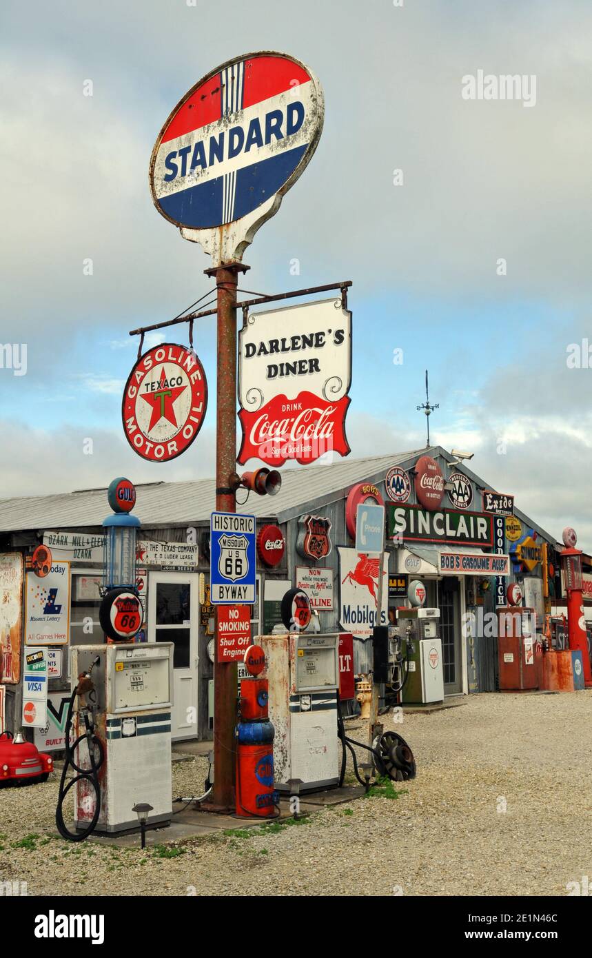 Oggetti antichi della stazione di servizio in mostra al Bob's Gasoline Alley, fuori dalla Route 66 vicino a Cuba, Missouri. L'attrazione stradale è chiusa nel 2020. Foto Stock