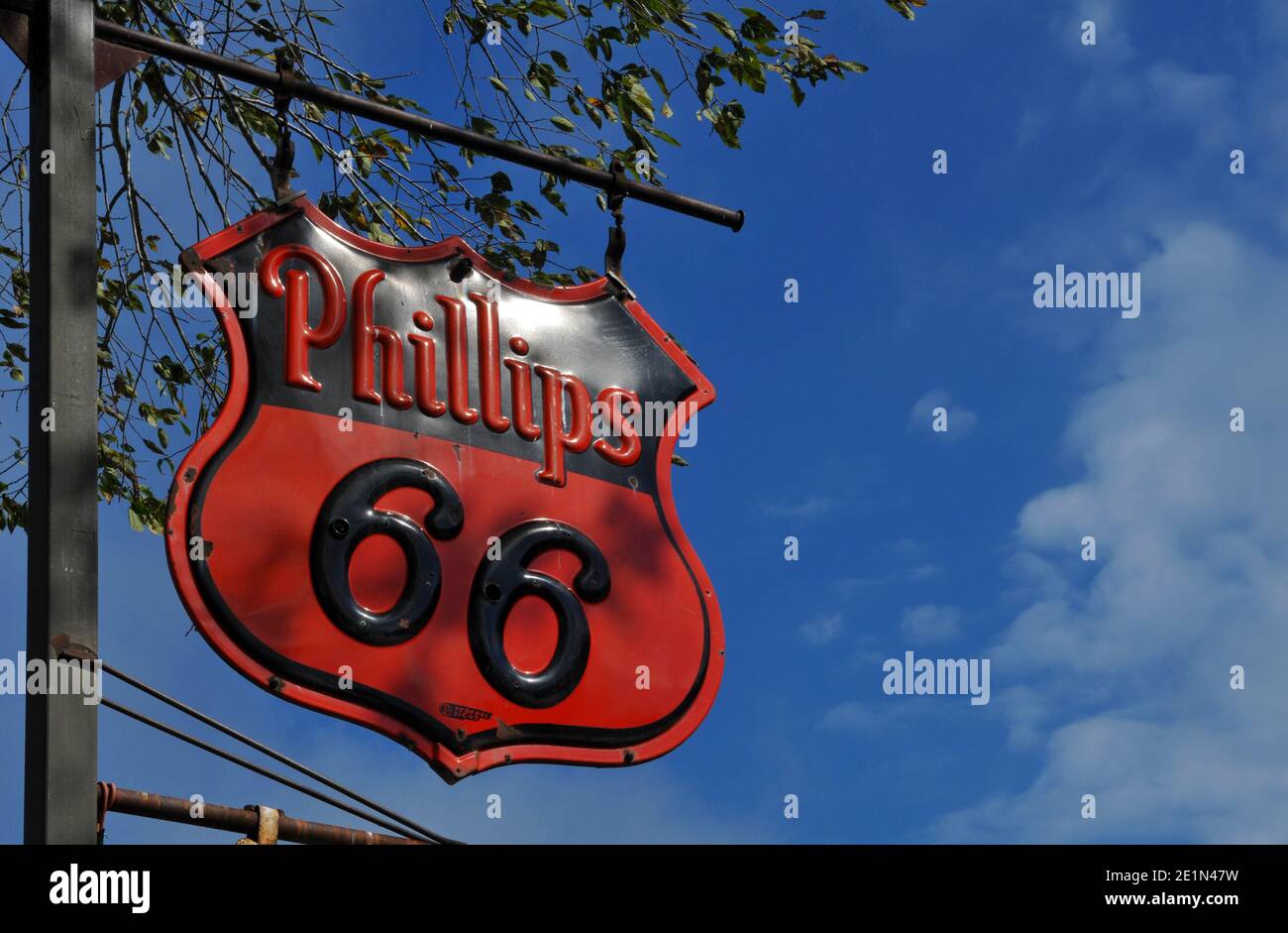 Vicino a Cuba, Missouri, è esposto un antico cartello Phillips 66 a benzina. Foto Stock