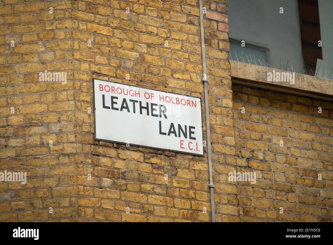 Londra - Gennaio 2021: Cartello stradale Leather Lane nel quartiere di Holborn, una strada di mercato di Hatton Garden. Foto Stock