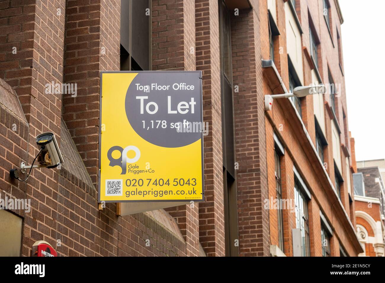 Londra- l'agente di tenuta firma lo spazio di ufficio di pubblicità per lasciare Foto Stock