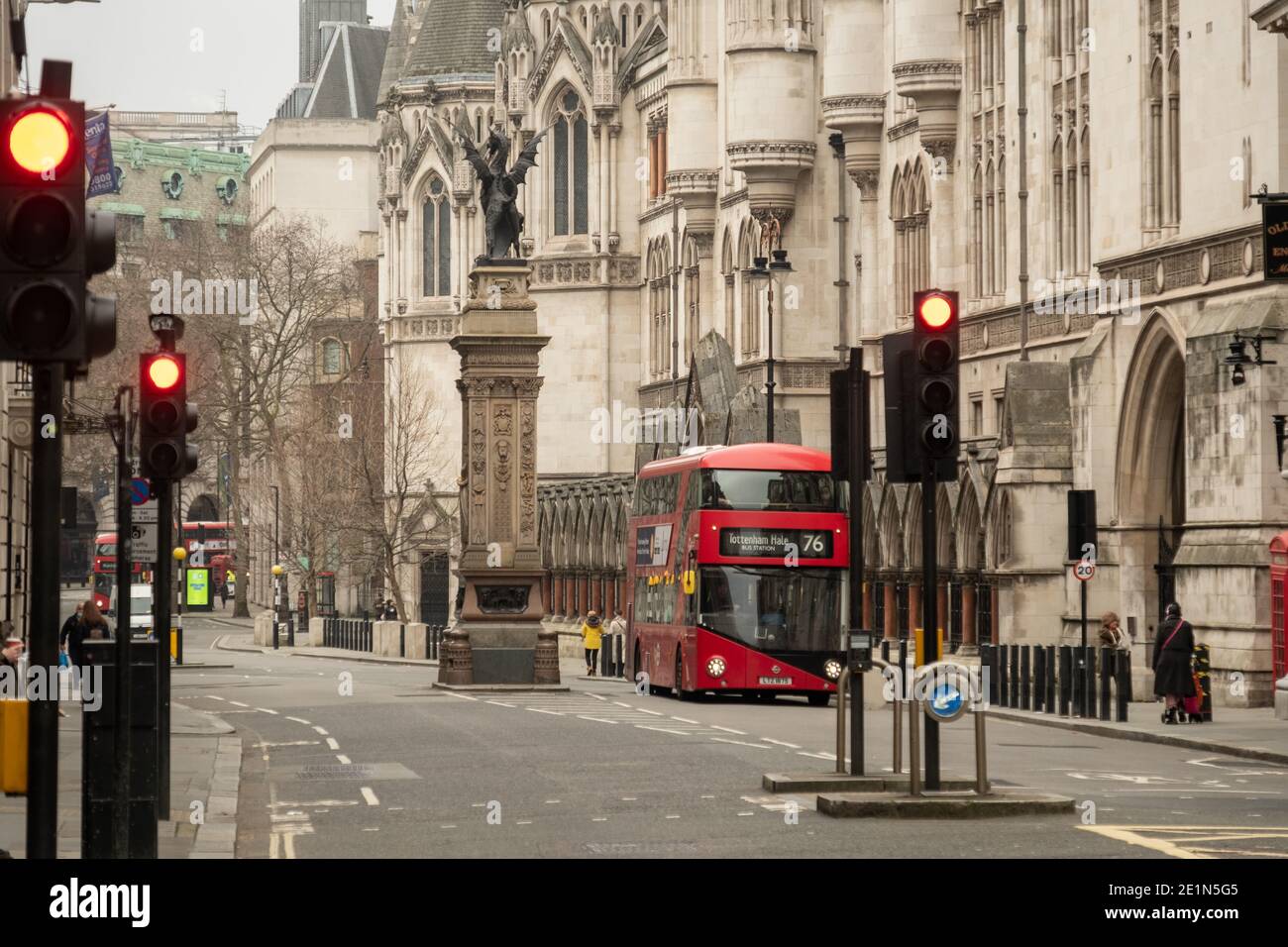 Londra, gennaio 2021: Fleet Street e la Corte di giustizia reale. Via vuota a causa della chiusura a chiave del Covid 19 Foto Stock