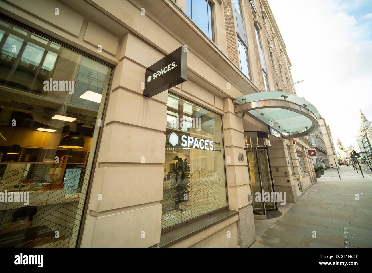 London- Spacewells o Spacewells posizione su Cannon Street nella città di Londra. Azienda commerciale di spazio dell'ufficio di appartenenza Foto Stock