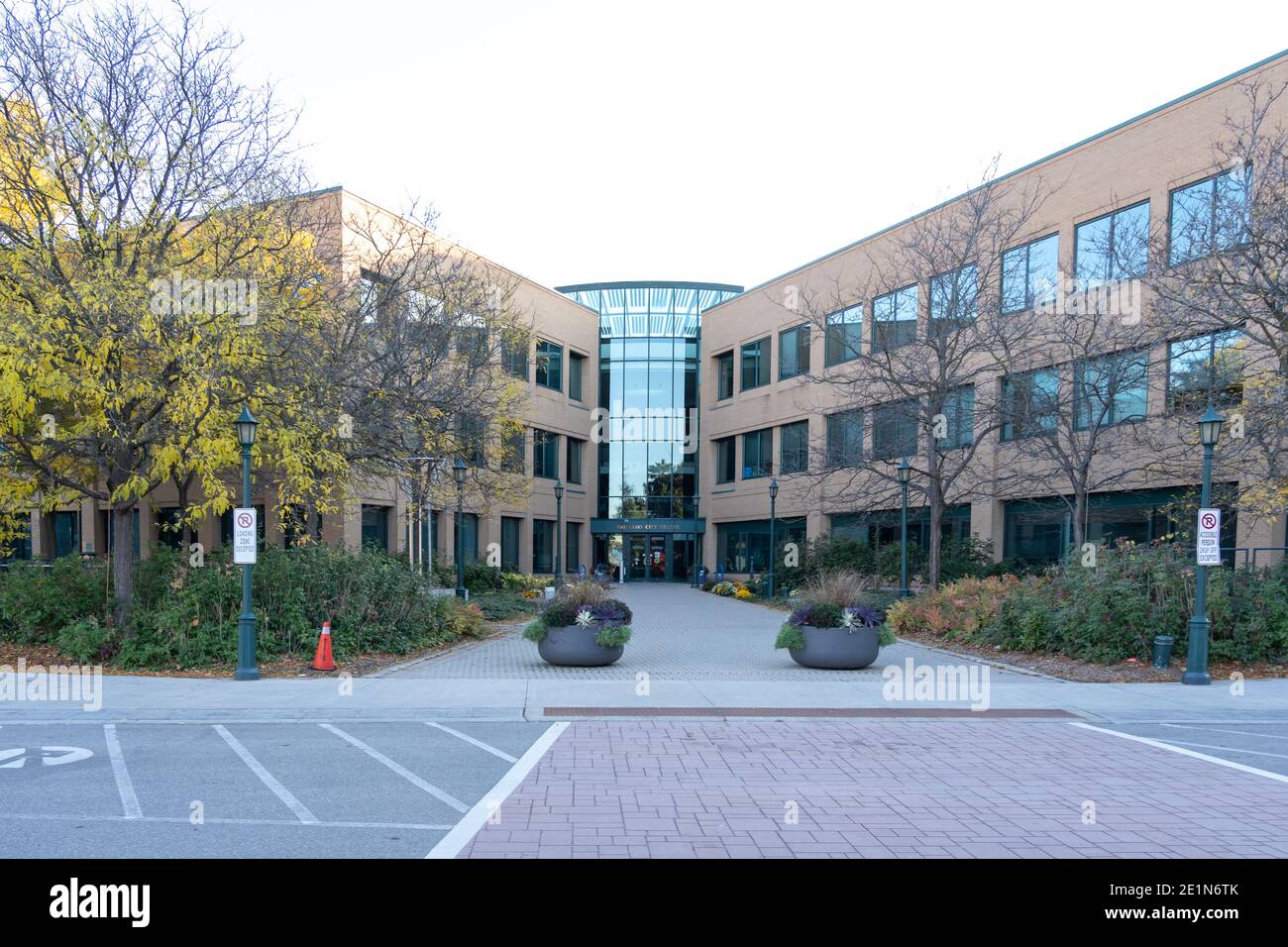 Waterloo City Hall in autunno a Waterloo, Ontario, Canada. Foto Stock