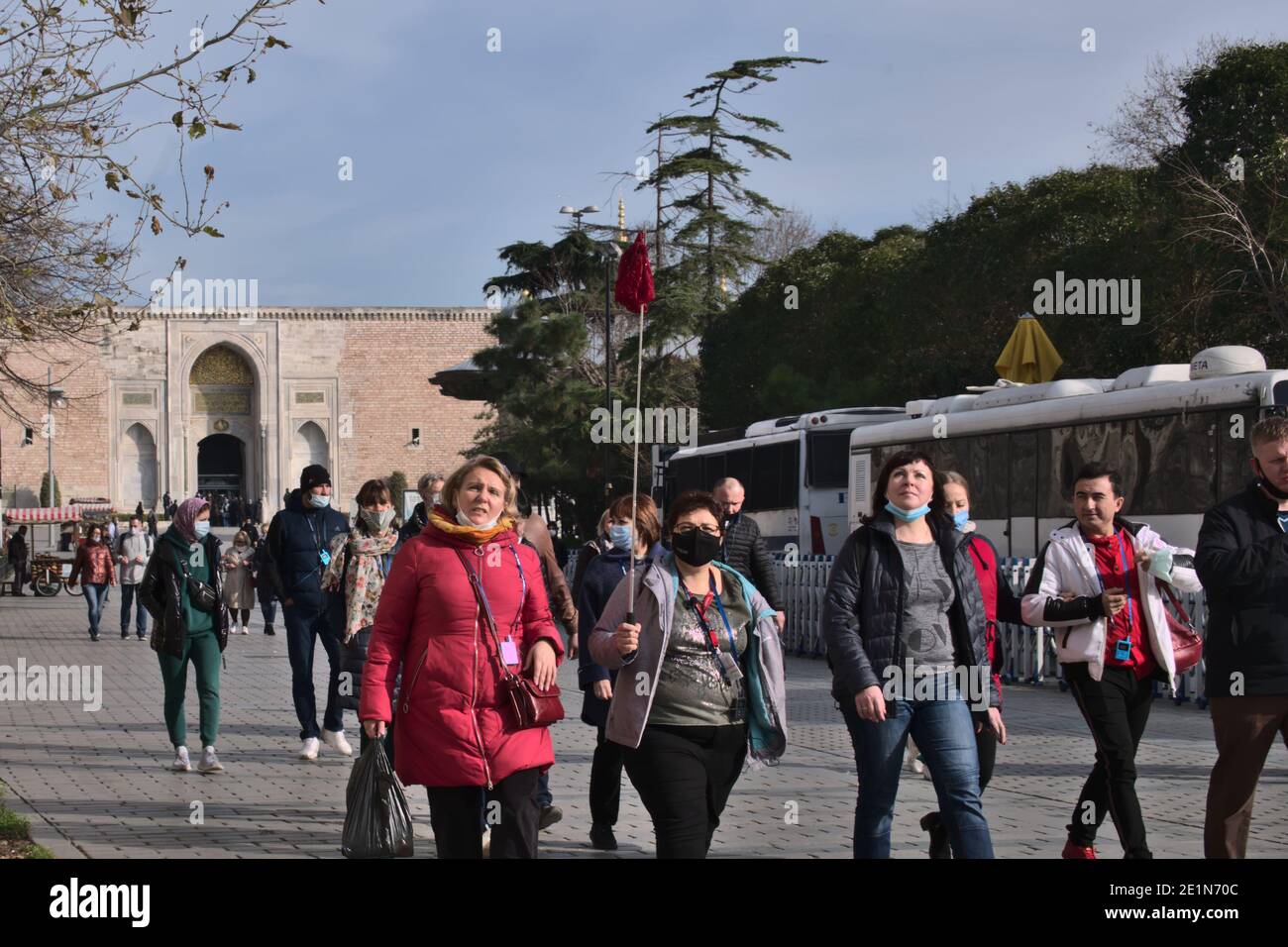 Istanbul Istanbul Istanbul Turchia -01 08 2021 durante la pandemia siti storici e musei aperti ai turisti in Turchia. Un gruppo di turisti sono a piedi in gro Foto Stock