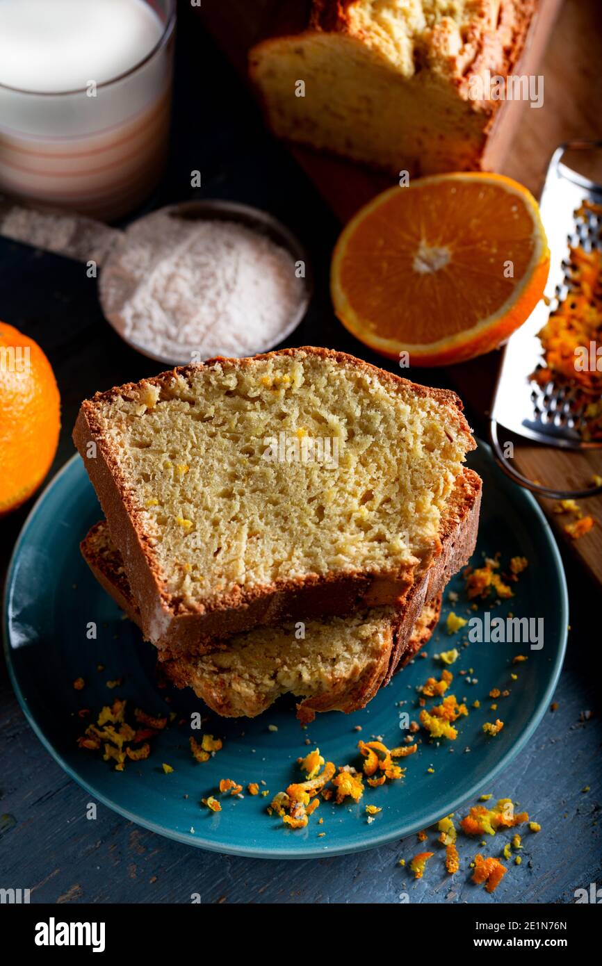 Torta d'arancia fatta in casa con arancia fresca e latte. Foto Stock