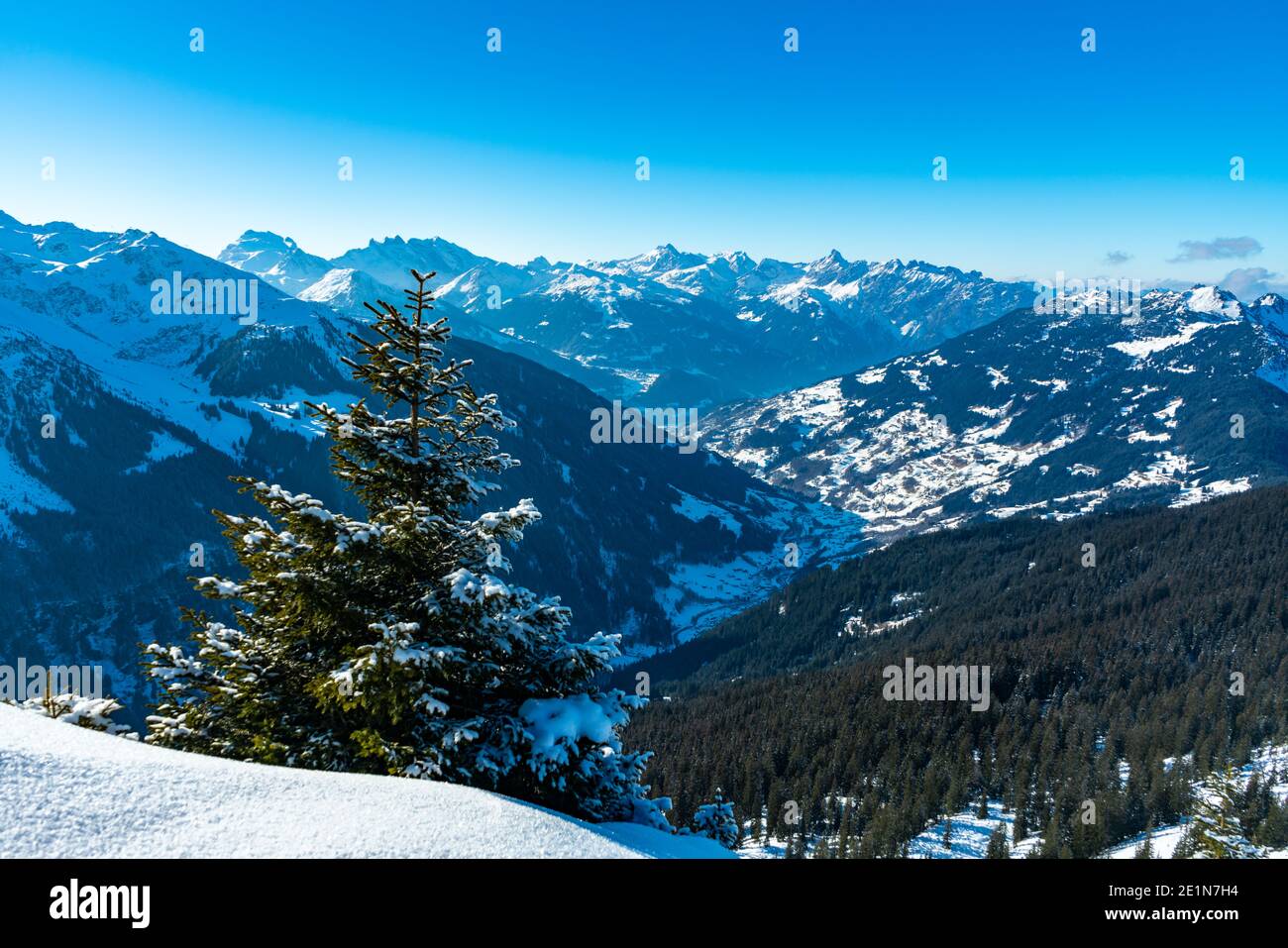 Paesaggio innevato con vista da Muttjöchle alla valle d'argento, Montafon e le montagne austriache in Vorarlberg. Sulla cima di Dalaas, Klostertal, Foto Stock