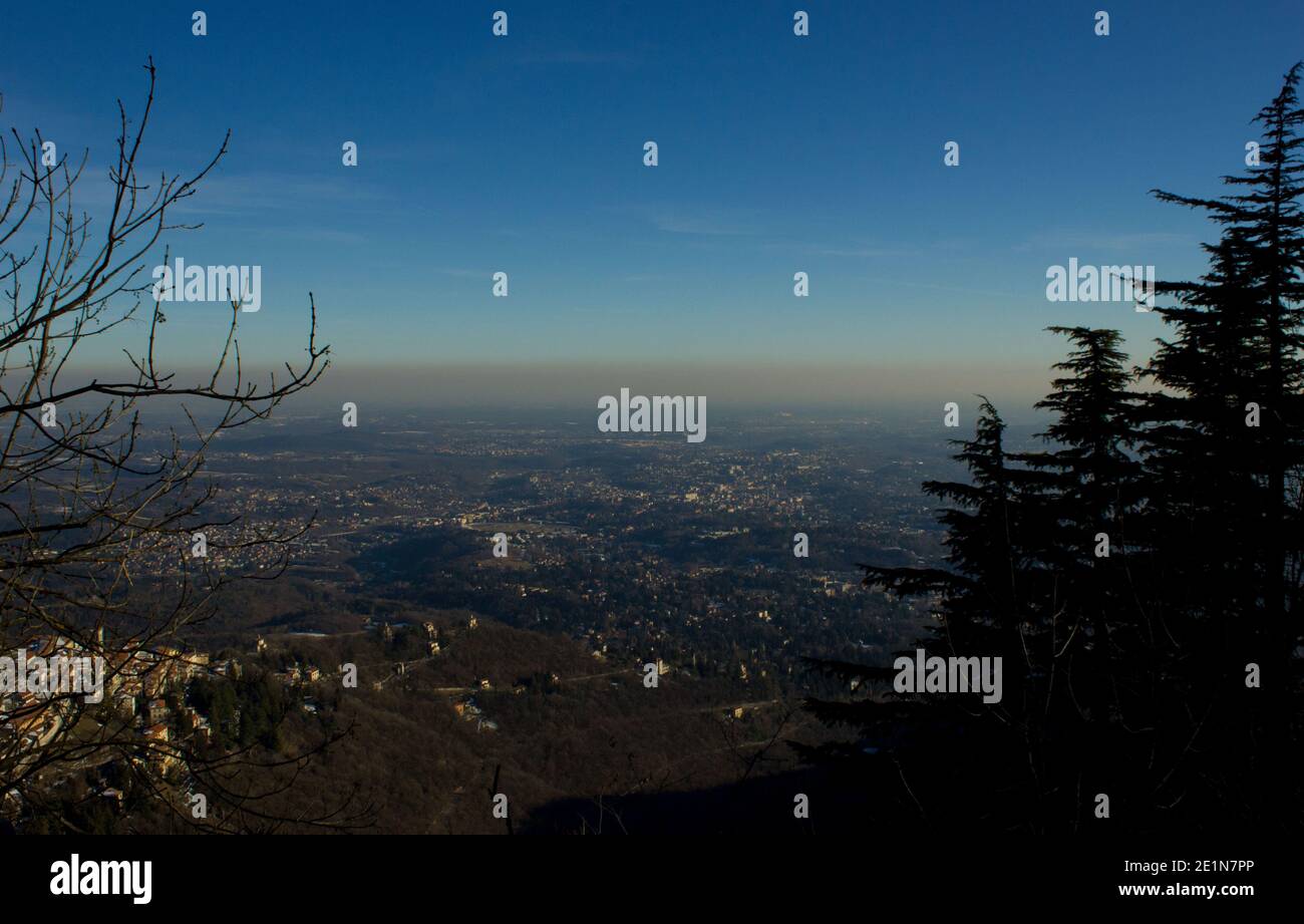 Cappa di inquinamento su Milano, vista da una collina a 50 km da Milano Foto Stock