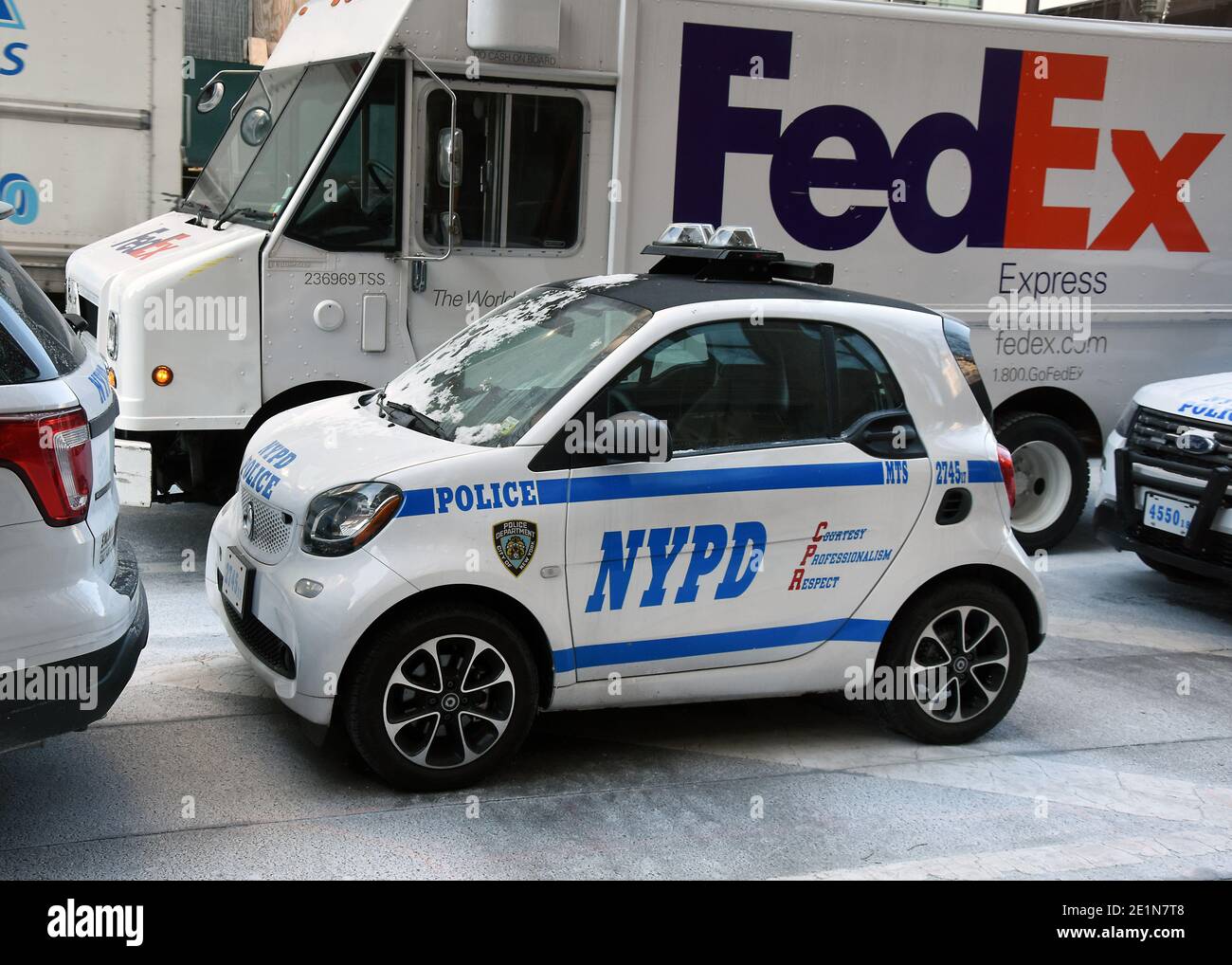 New York Street Scene con Mini NYPD Car e Fed Ex furgone Foto Stock