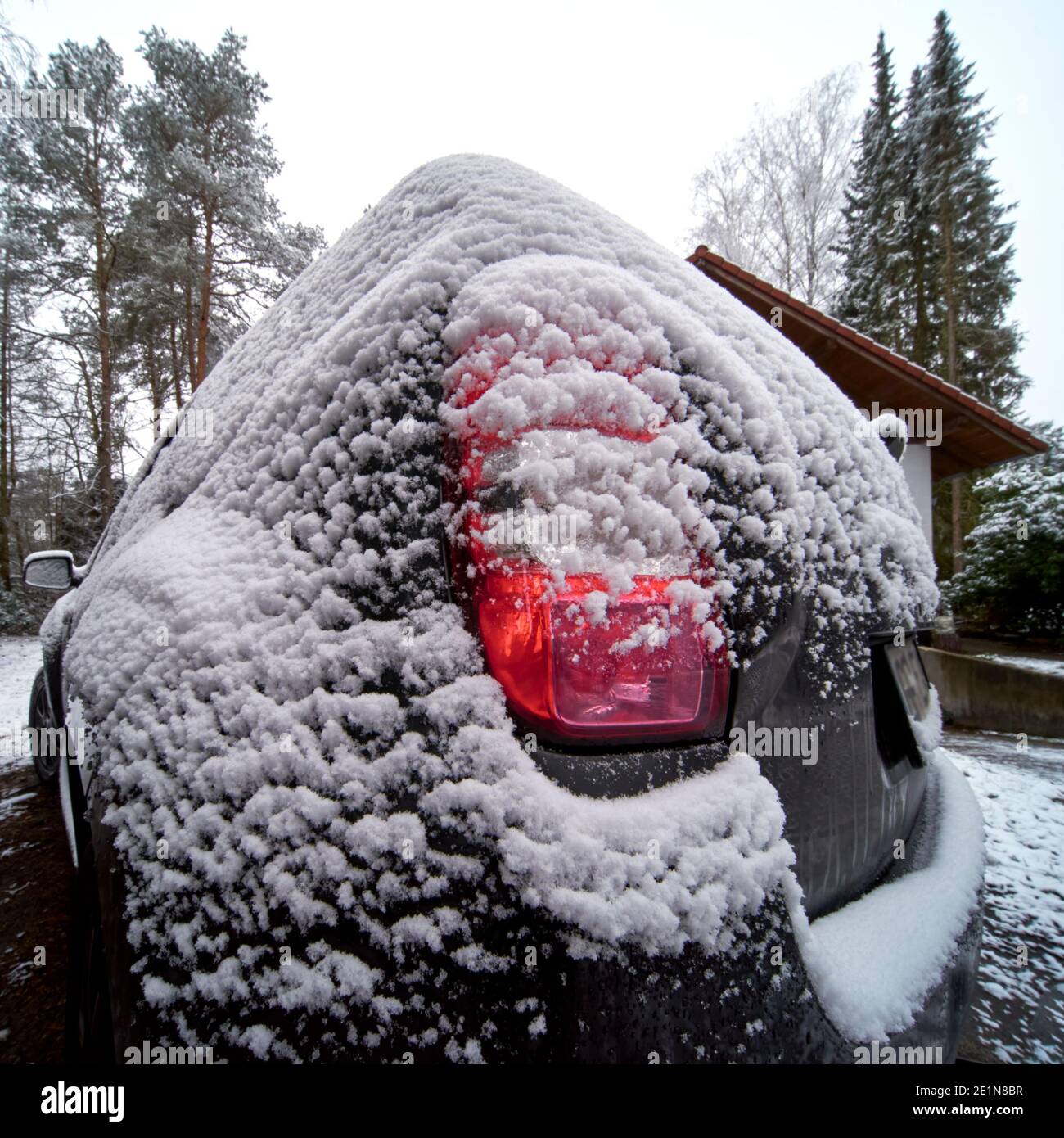 Vista grandangolare della luce di coda posteriore di un SUV dopo una leggera nevicata. Foto Stock