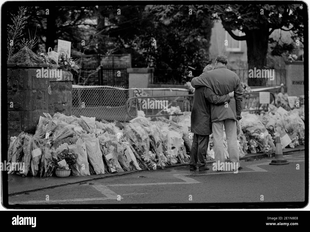 Dunblane School Massacre 13 marzo 1996. Foto dal 14 marzo in poi. Wikipedia qui sotto: Il massacro di Dunblane ha avuto luogo alla Dunblane Primary School vicino Stirling, Scozia, Regno Unito, il 13 marzo 1996, quando Thomas Hamilton ha ucciso sedici alunni e un insegnante, e ne ha ferito altri quindici, prima di uccidersi. Rimane la più letale sparatoria di massa della storia britannica. Il dibattito pubblico sugli assassini si è incentrato sulle leggi sul controllo delle armi, comprese le petizioni pubbliche per il divieto di proprietà privata delle pistole e un’indagine ufficiale, che ha prodotto il rapporto Cullen del 1996. Foto Stock
