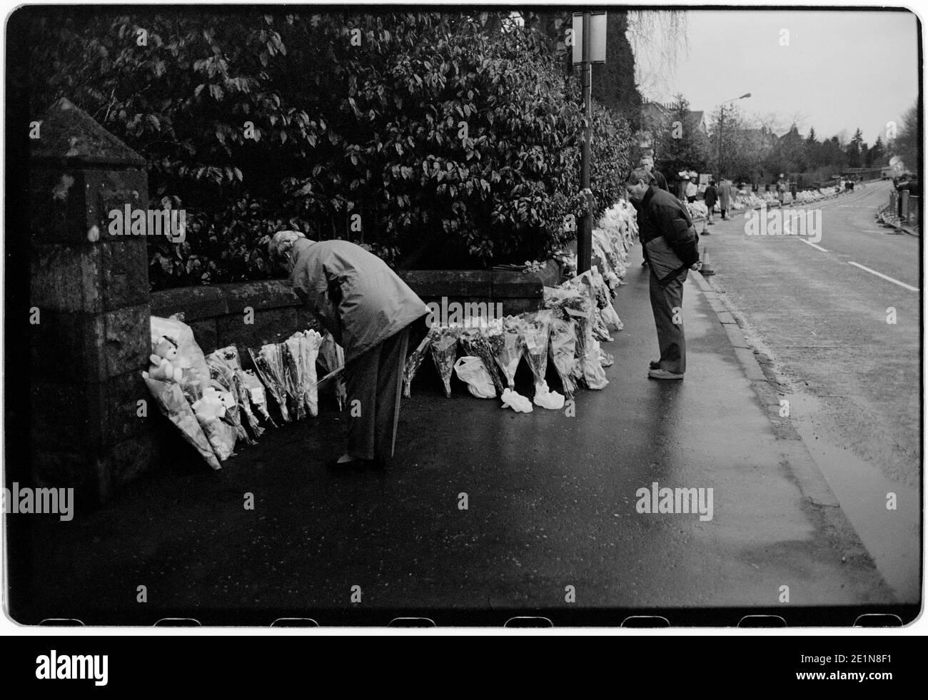 Dunblane School Massacre 13 marzo 1996. Foto dal 14 marzo in poi. Wikipedia qui sotto: Il massacro di Dunblane ha avuto luogo alla Dunblane Primary School vicino Stirling, Scozia, Regno Unito, il 13 marzo 1996, quando Thomas Hamilton ha ucciso sedici alunni e un insegnante, e ne ha ferito altri quindici, prima di uccidersi. Rimane la più letale sparatoria di massa della storia britannica. Il dibattito pubblico sugli assassini si è incentrato sulle leggi sul controllo delle armi, comprese le petizioni pubbliche per il divieto di proprietà privata delle pistole e un’indagine ufficiale, che ha prodotto il rapporto Cullen del 1996. Foto Stock