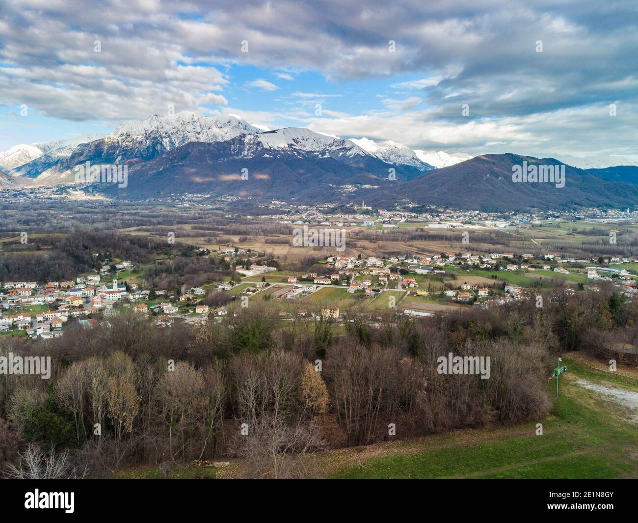 Panoramica dall'alto sull'antico borgo di San Lorenzo di Buja e sulle montagne innevate. Foto Stock