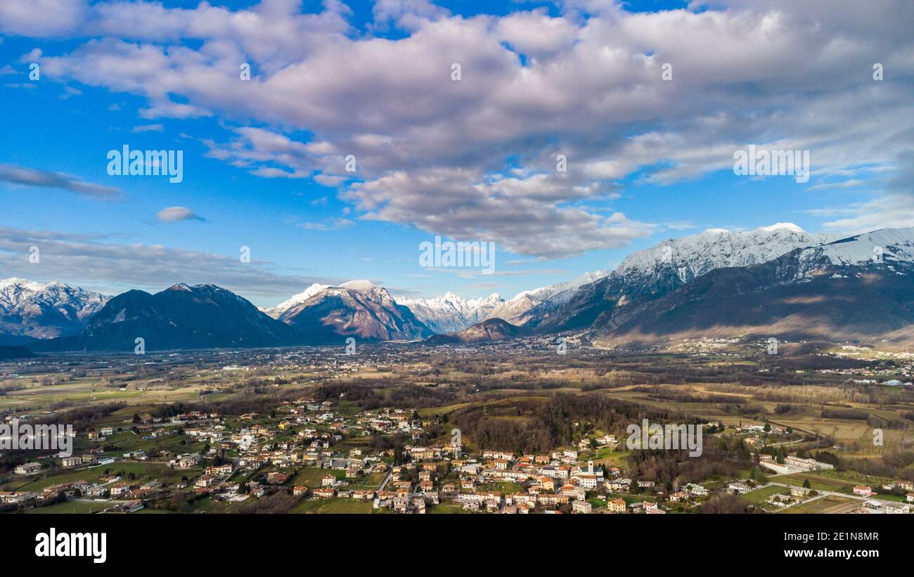 Panoramica dall'alto sull'antico borgo di San Lorenzo di Buja e sulle montagne innevate. Foto Stock