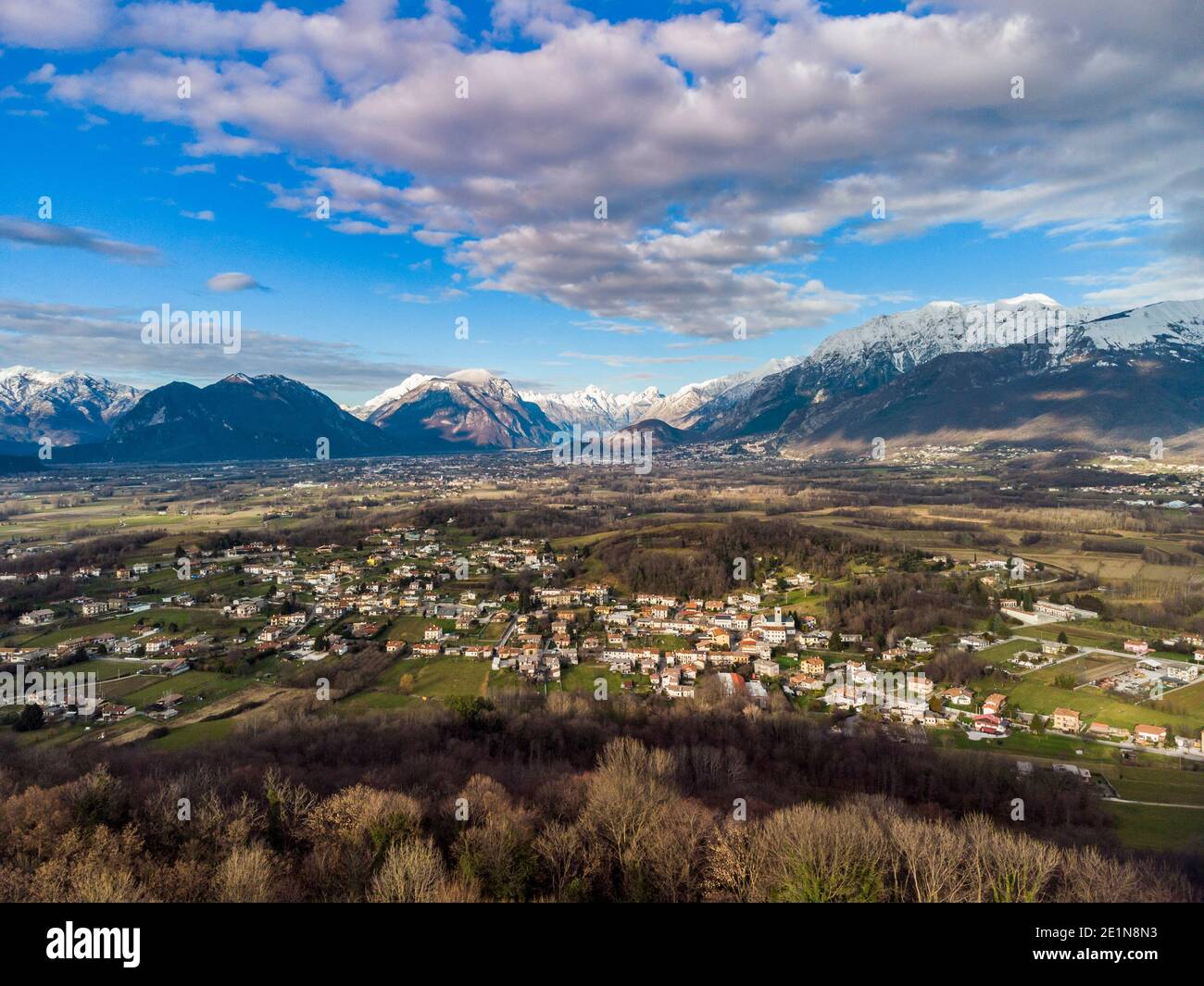 Panoramica dall'alto sull'antico borgo di San Lorenzo di Buja e sulle montagne innevate. Foto Stock