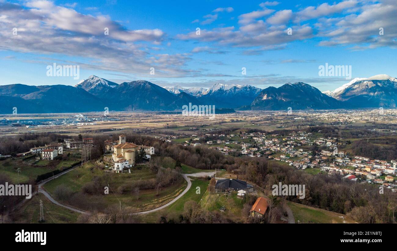 Panoramica dall'alto sull'antico borgo di San Lorenzo di Buja e sulle montagne innevate. Foto Stock