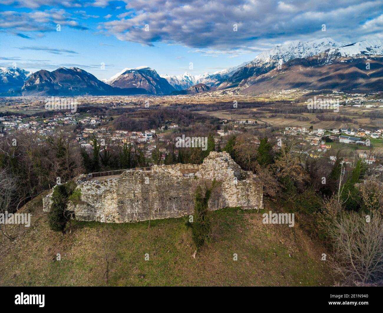 Panoramica dall'alto sull'antico borgo di San Lorenzo di Buja e sulle montagne innevate. Foto Stock