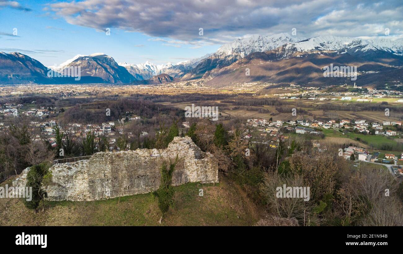 Panoramica dall'alto sull'antico borgo di San Lorenzo di Buja e sulle montagne innevate. Foto Stock