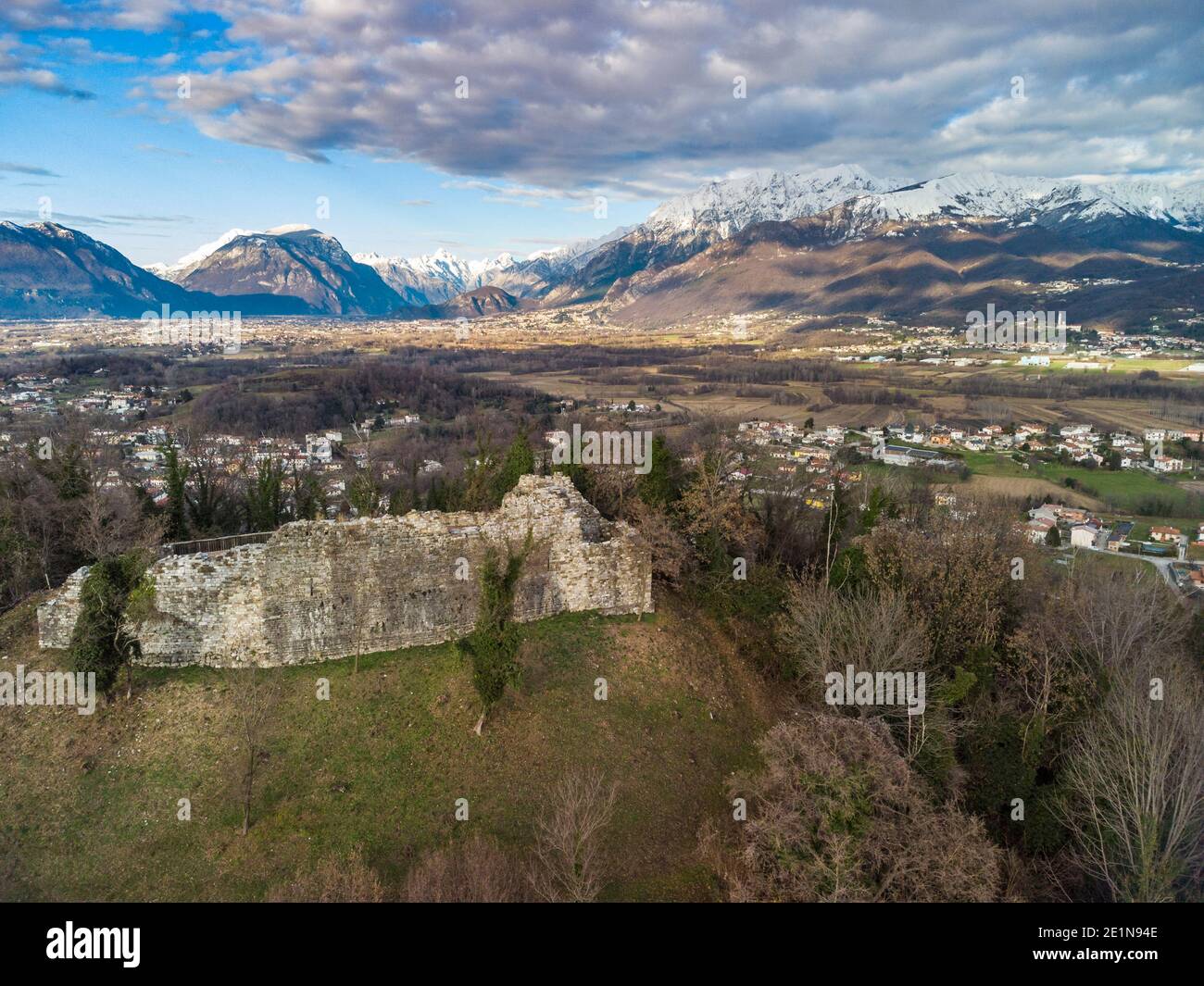 Panoramica dall'alto sull'antico borgo di San Lorenzo di Buja e sulle montagne innevate. Foto Stock