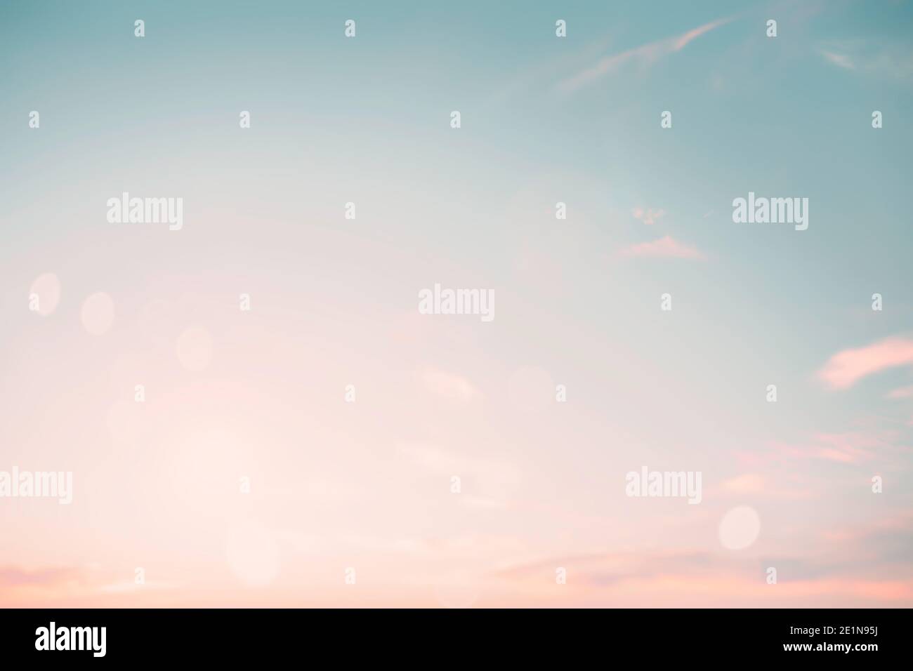 Offuscamento astratto mattina natura cielo bokeh texture concetto di sfondo per la calma fede orizzonte paesaggio, chiaro tramonto luce sfocata, sole sulla spiaggia di sabbia Foto Stock