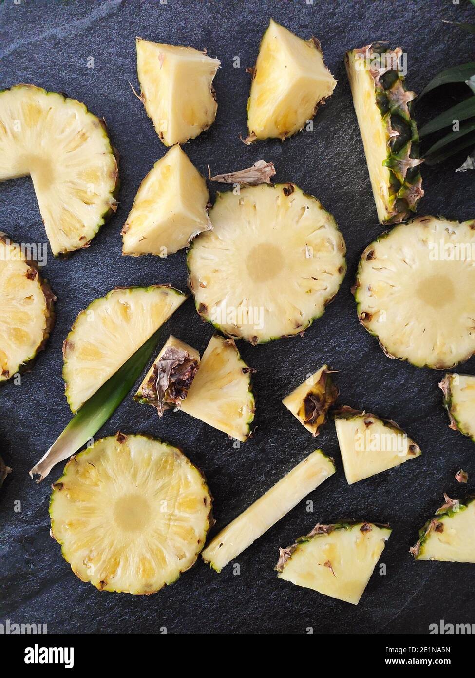 Ananas tagliato e affettato su sfondo scuro Foto Stock