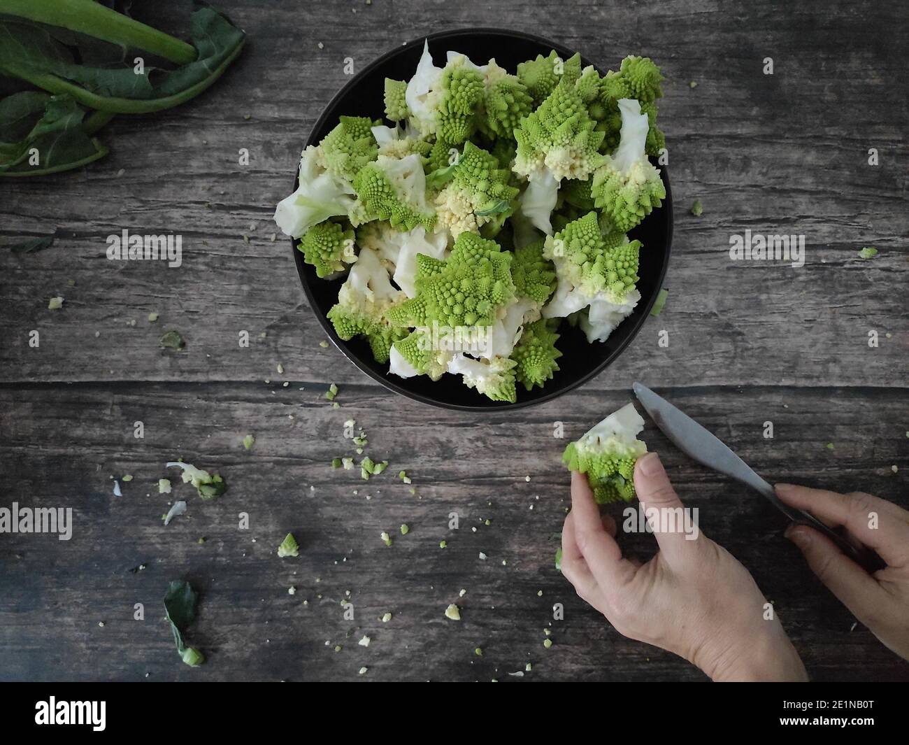 Romanesco Broccoli su una ciotola marrone su una cucina di legno tabella Foto Stock