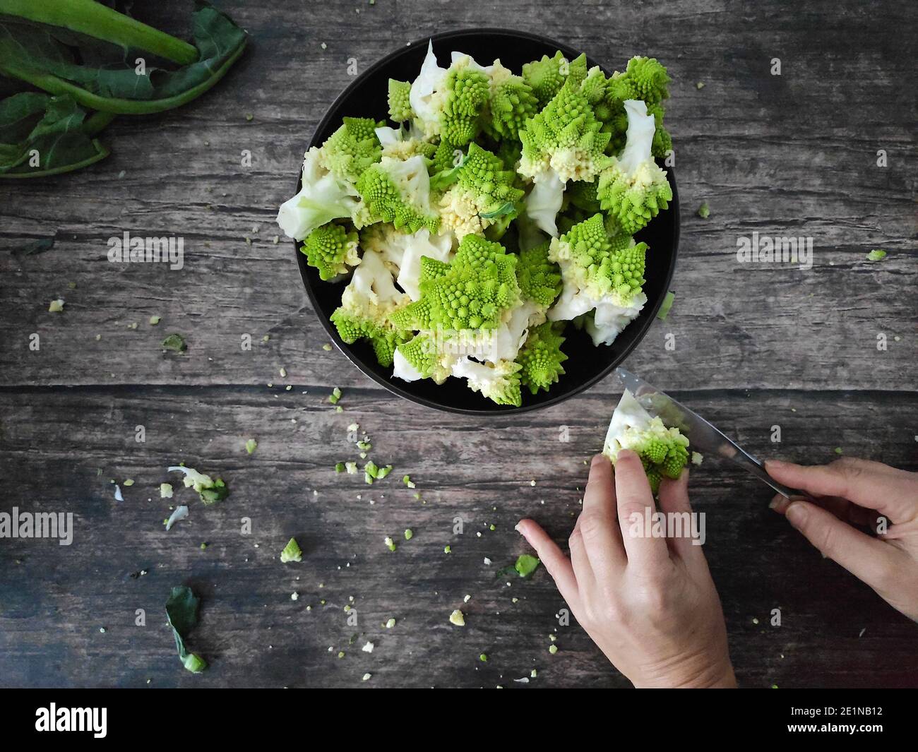 Romanesco Broccoli su una ciotola marrone su una cucina di legno tabella Foto Stock