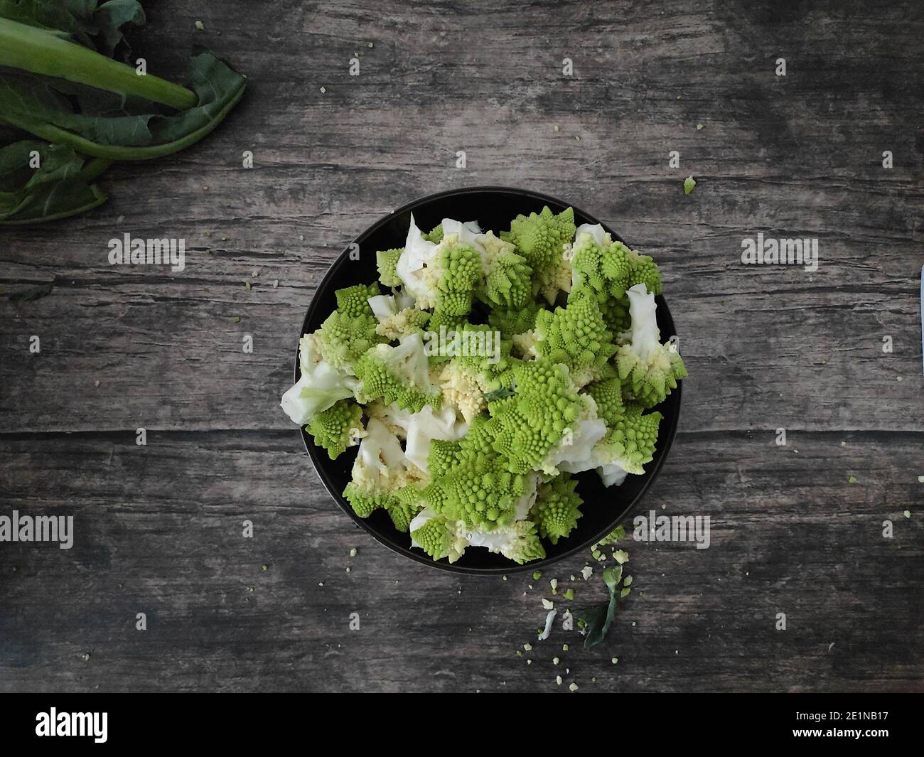 Romanesco Broccoli su una ciotola marrone su una cucina di legno tabella Foto Stock