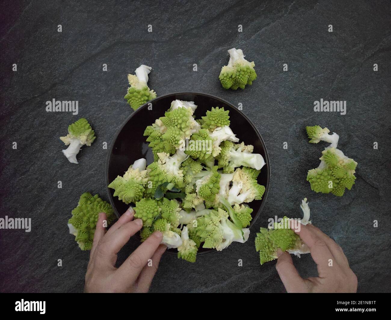 Romanesco Broccoli su un tavolo grigio scuro Foto Stock