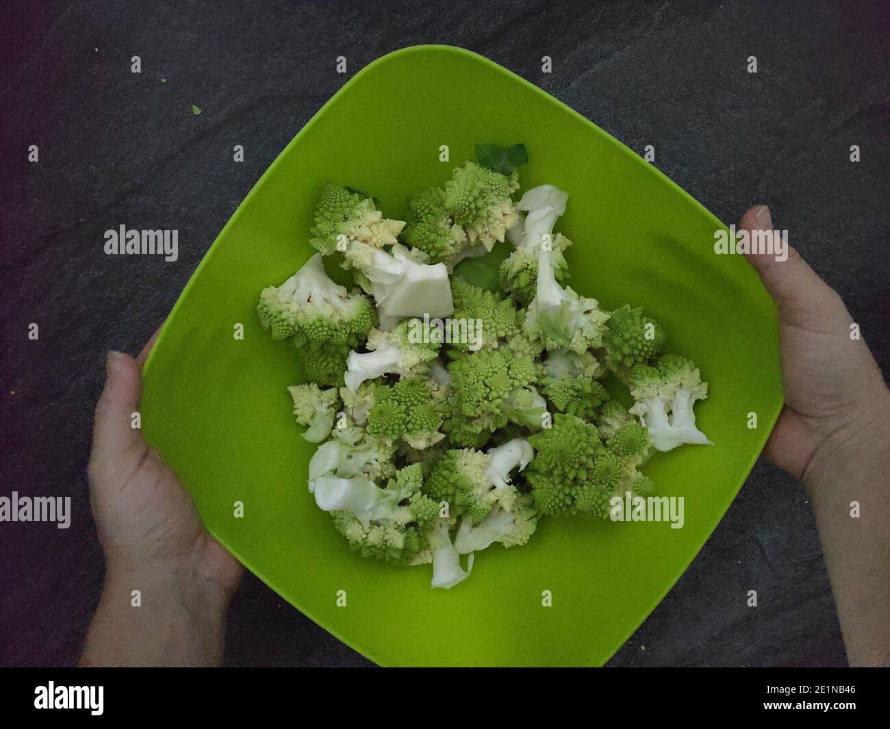 Romanesco Broccoli su un tavolo grigio scuro Foto Stock