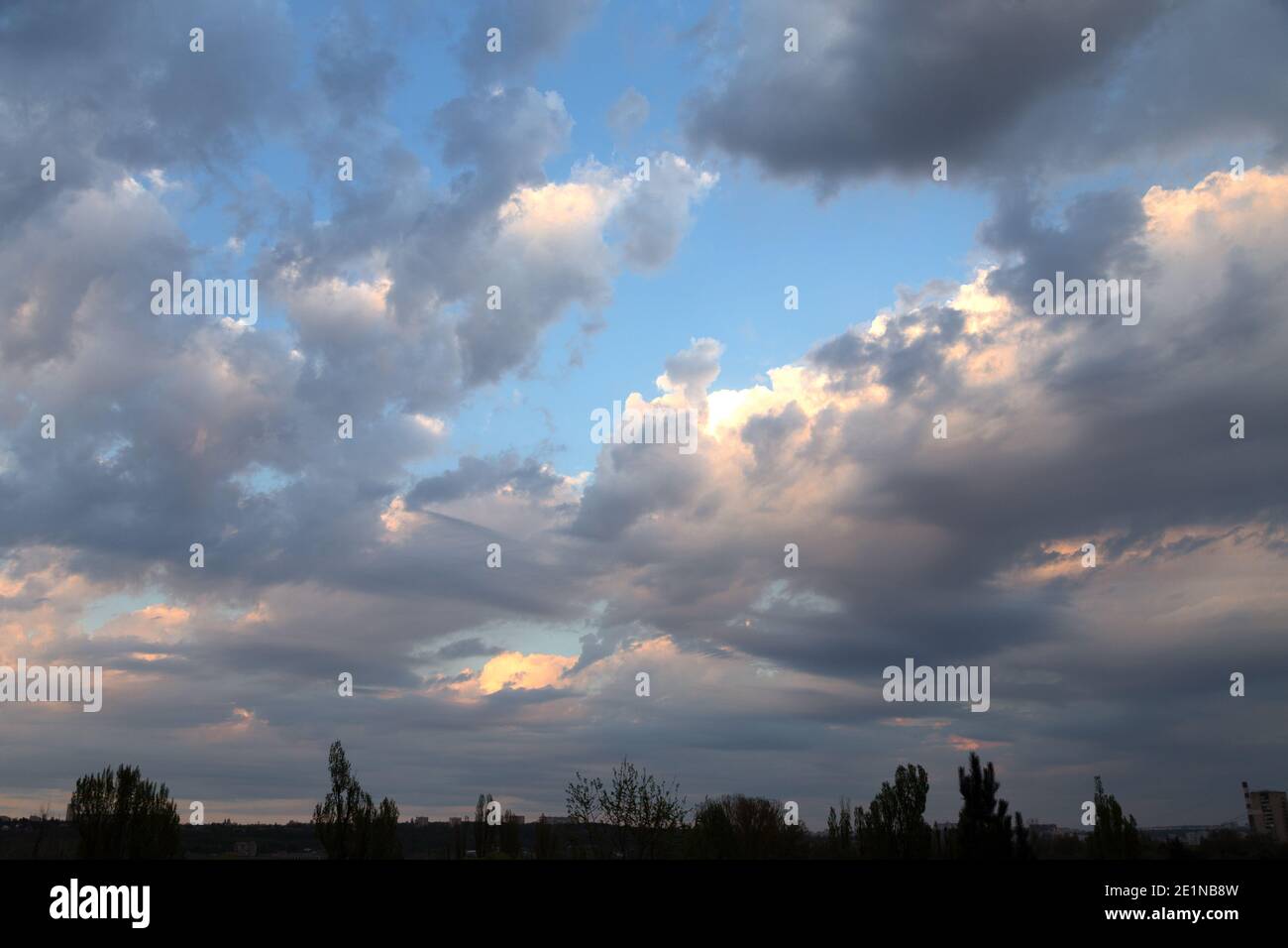 Cielo colorato e suggestivo con nuvole al tramonto. Questo è il cielo della Moldavia. Foto Stock
