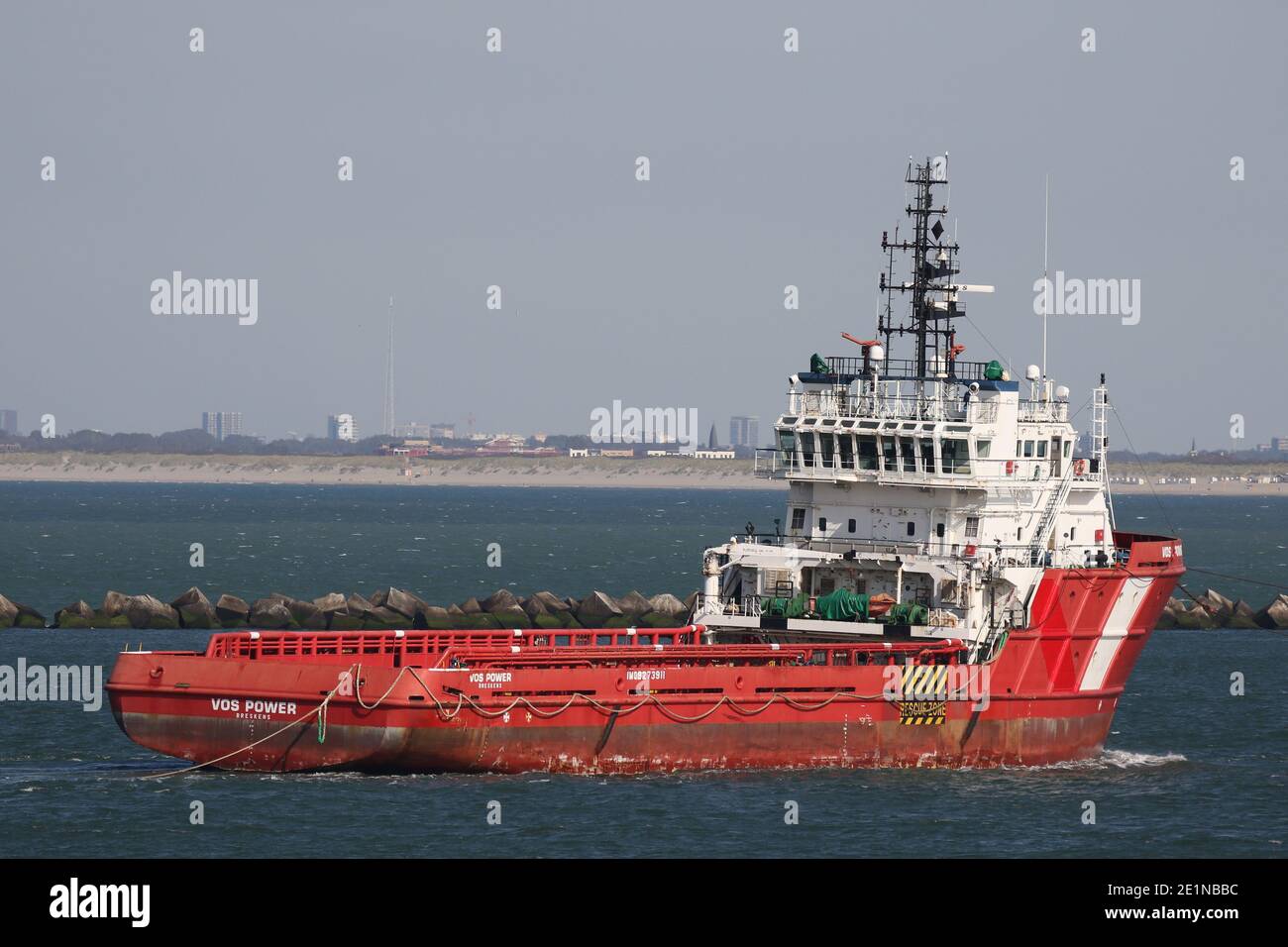 Il fornitore offshore VOS Power il 18 settembre 2020 il suo ultimo viaggio al raschiatore. Foto Stock