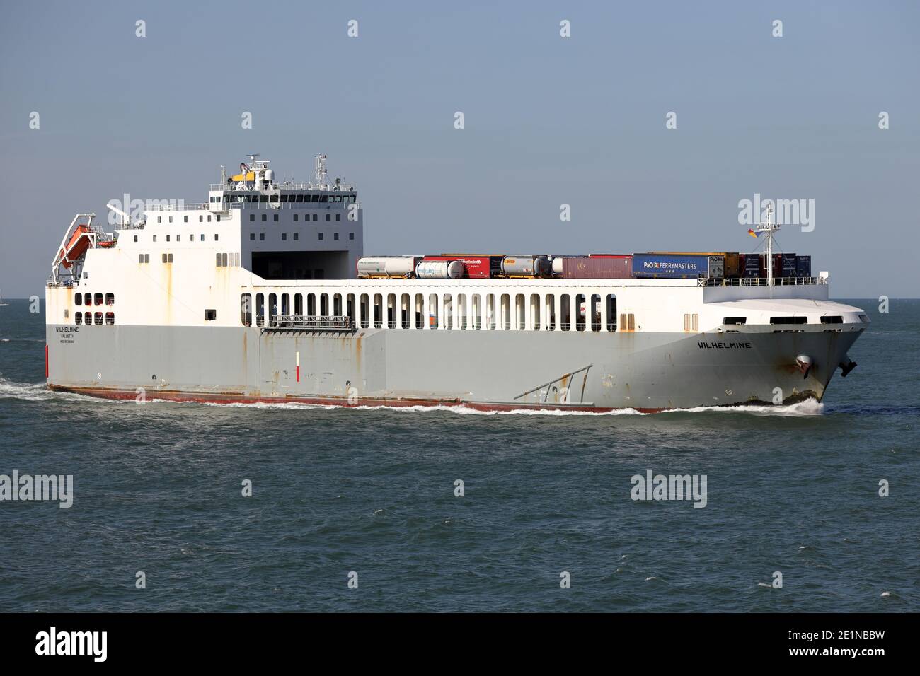 La nave da carico ro-ro Wilhelmine raggiunge il porto di Rotterdam il 18 settembre 2020. Foto Stock