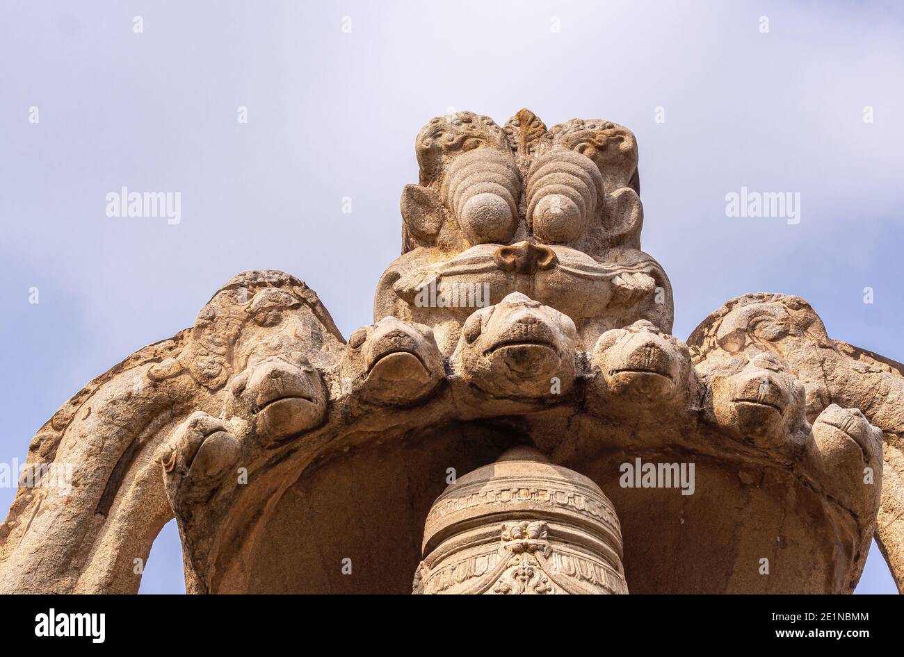 Hampi, Karnataka, India - 5 novembre 2013: Tempio Lakshmi Narasimha. Primo piano di una cappa di pietra marrone sulla testa del dio che presenta i 7 serpenti sotto blu Foto Stock