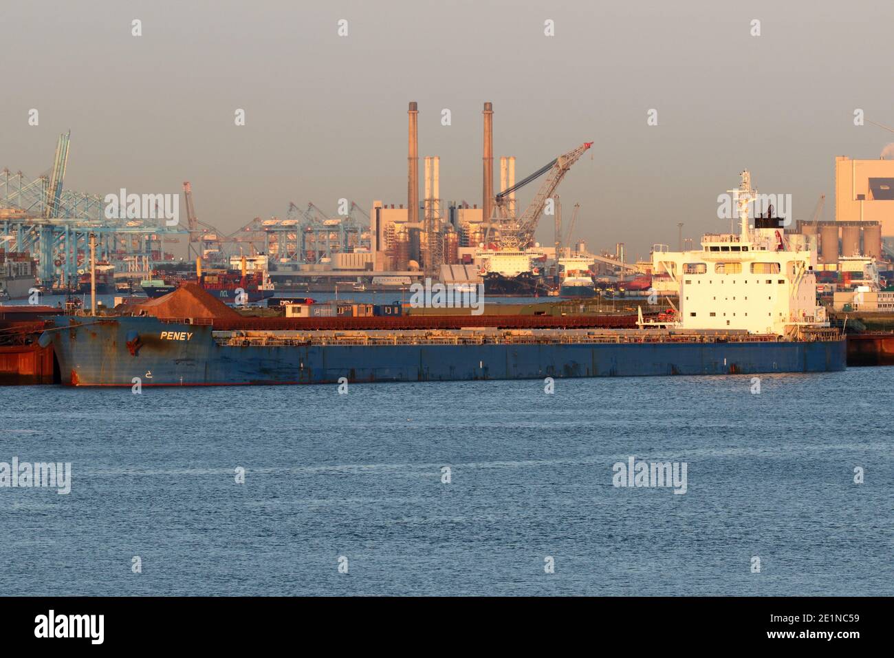 Il 18 settembre 2020 la nave Peney sarà scaricata nel porto di Rotterdam. Foto Stock