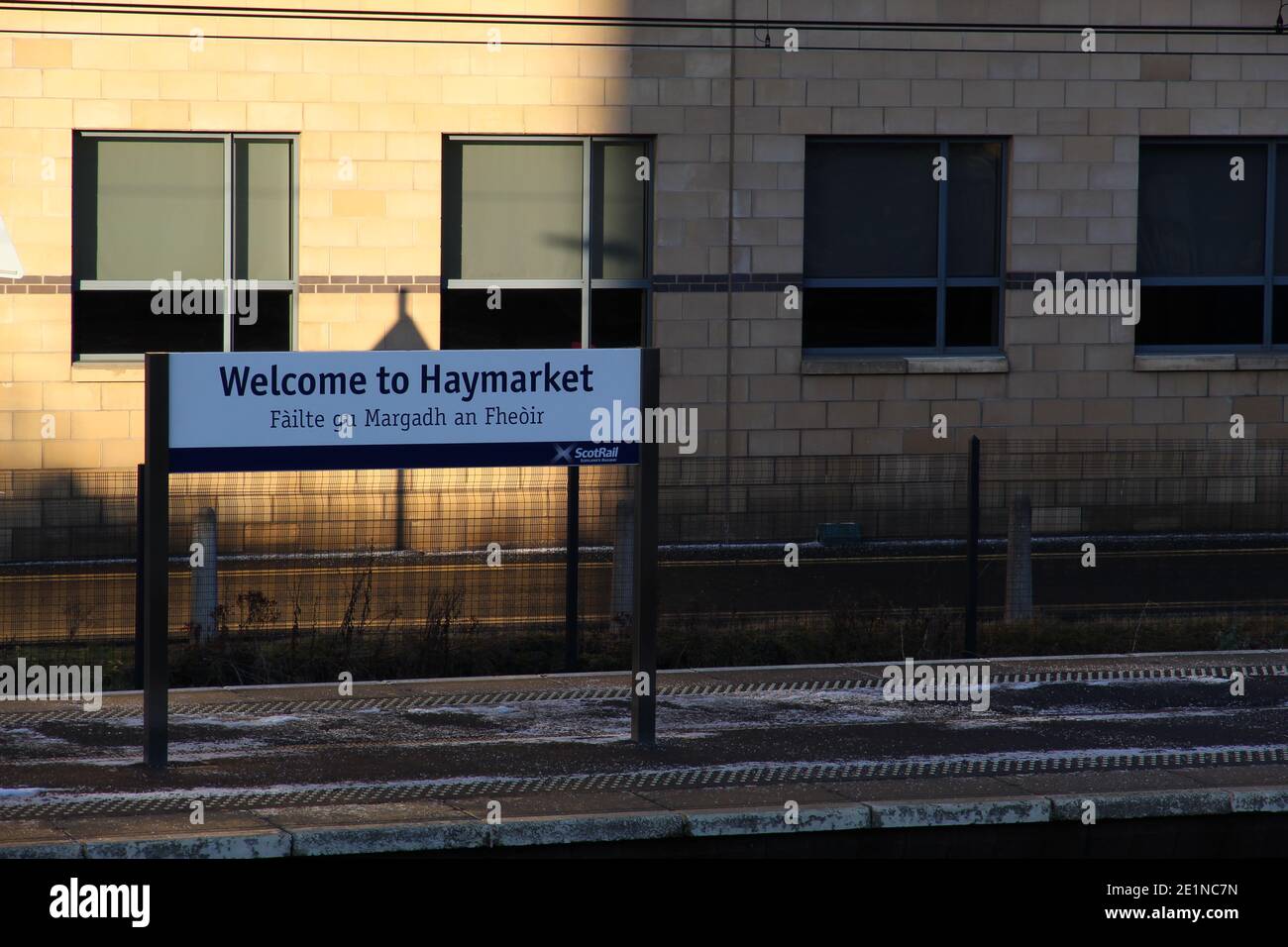 Benvenuti a Haymarket Firma a Haymarket Station Platform scritto in Inglese e Gaelico Scozzese Foto Stock