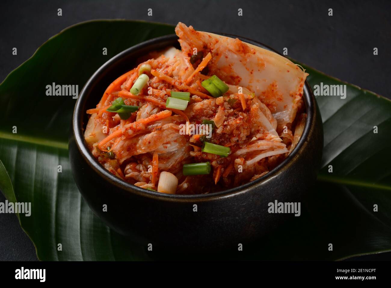 Kimchi in ciotola nera. Cucina tradizionale coreana Foto Stock
