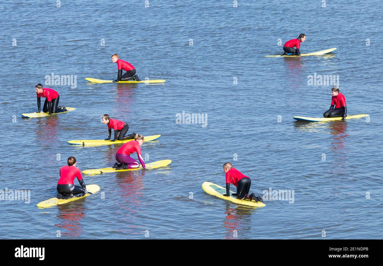 Lezione di Surf a Saltburn dal mare, North Yorkshire, Inghilterra. Regno Unito Foto Stock