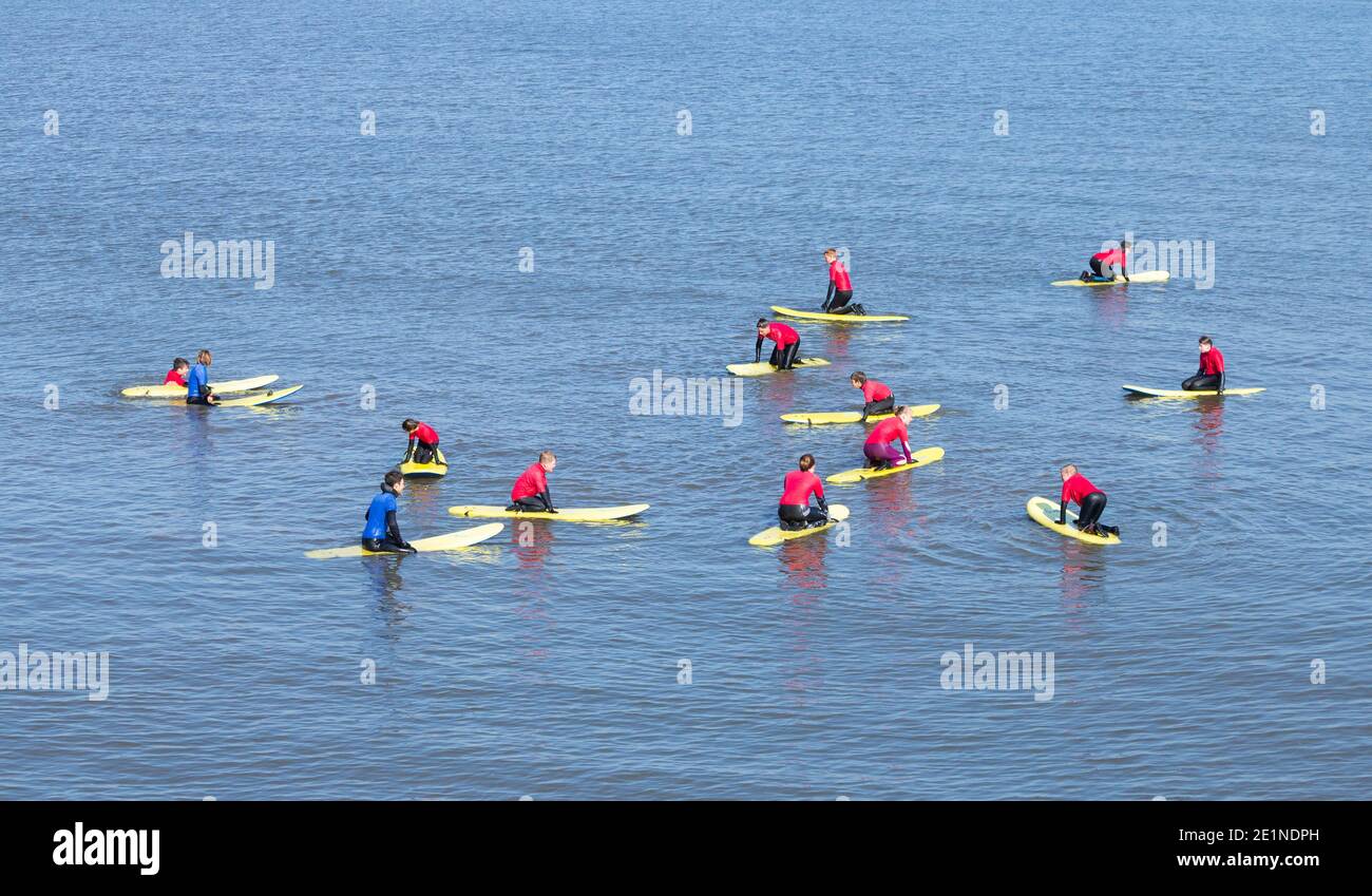 Lezione di Surf a Saltburn dal mare, North Yorkshire, Inghilterra. Regno Unito Foto Stock