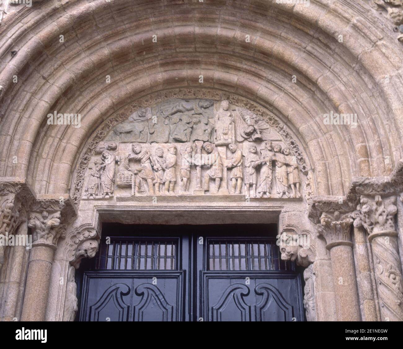 ESTERNO - TIMPANO DE LA PORTADA DERECHA DE LA FACHADA DE LAS PLATERIAS - S XII Posizione: ESTERNO-CATEDRAL. SANTIAGO DE COMPOSTELA. A CORUÑA. SPAGNA. Foto Stock