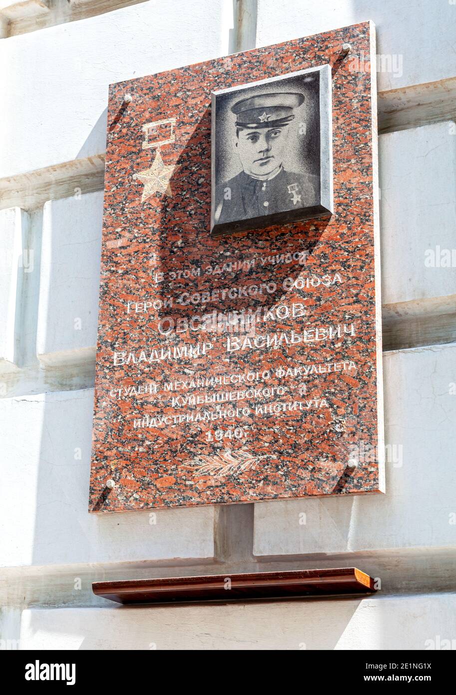 Samara, Russia - 12 giugno 2016: Lapide commemorativa dedicata all'Eroe dell'Unione Sovietica Vladimir Ovsyannikov Foto Stock