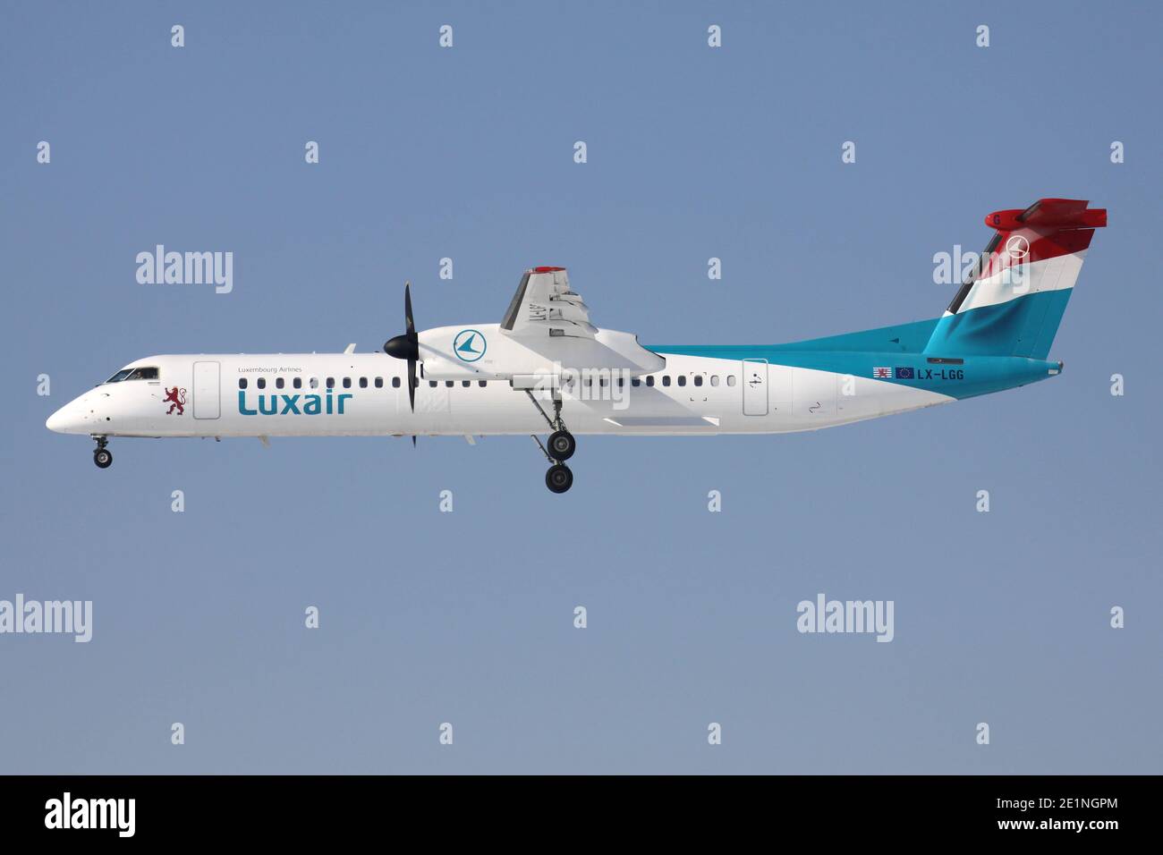Luxair Bombardier Dash 8 Q400 con registrazione LX-LGG su breve finale per la pista 25L dell'aeroporto di Francoforte. Foto Stock