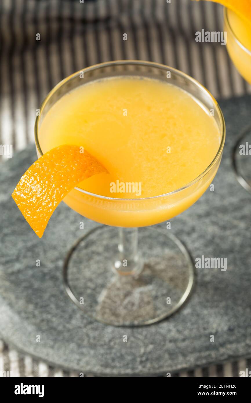 Cocktail Brandy Paradise boozy rinfrescante con un Orange Garnish Foto Stock