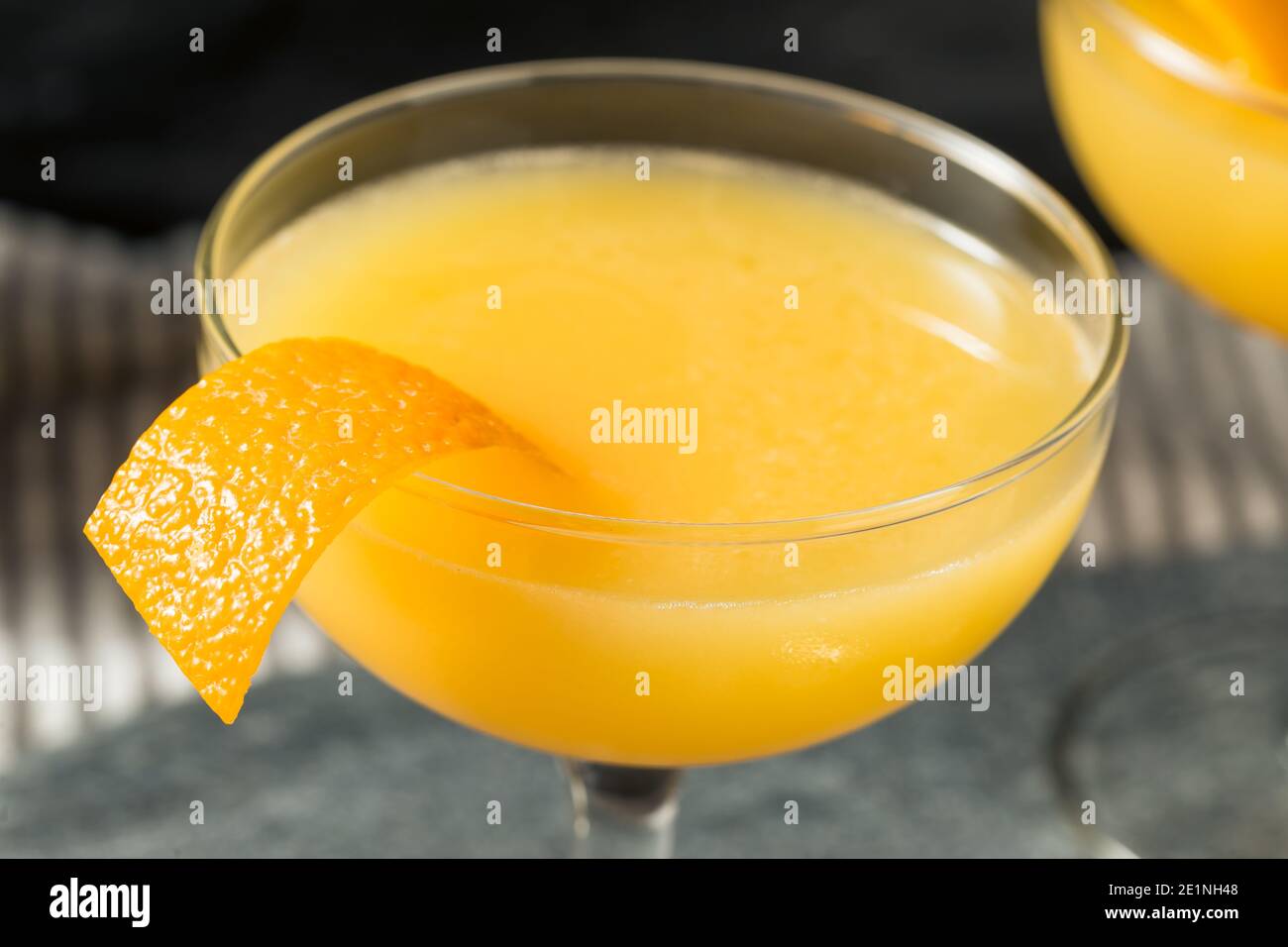 Cocktail Brandy Paradise boozy rinfrescante con un Orange Garnish Foto Stock