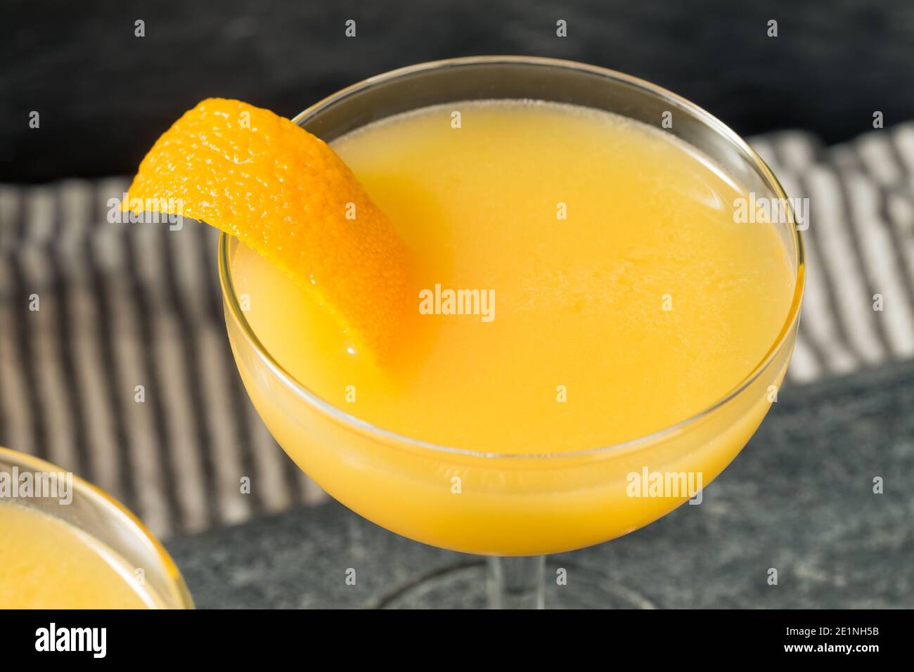 Cocktail Brandy Paradise boozy rinfrescante con un Orange Garnish Foto Stock