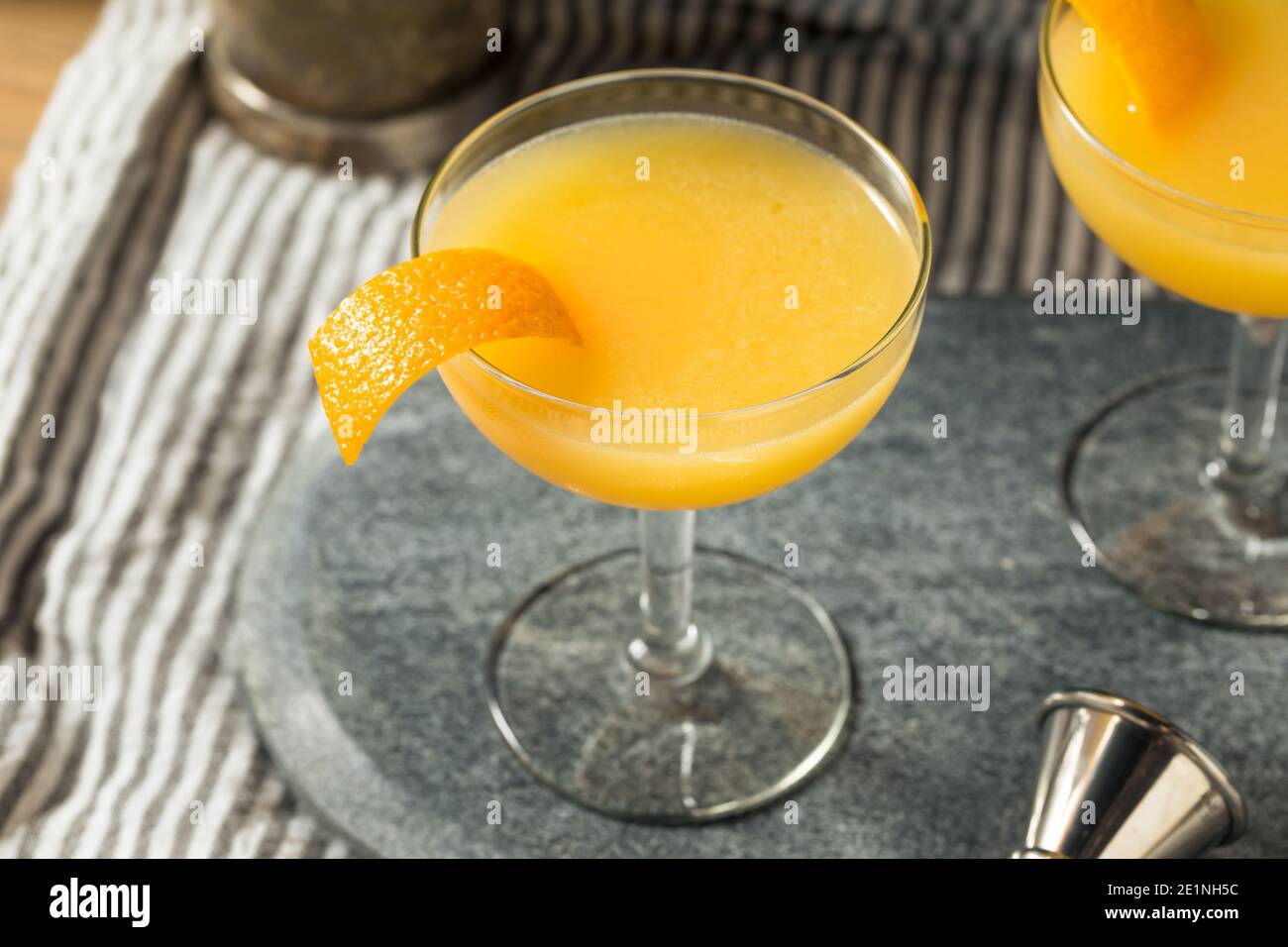 Cocktail Brandy Paradise boozy rinfrescante con un Orange Garnish Foto Stock