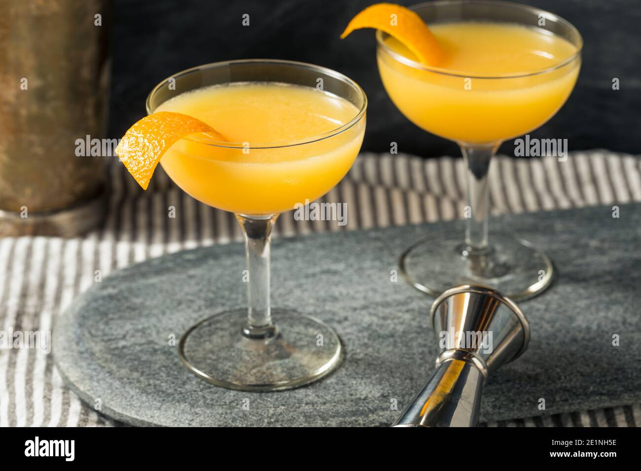 Cocktail Brandy Paradise boozy rinfrescante con un Orange Garnish Foto Stock