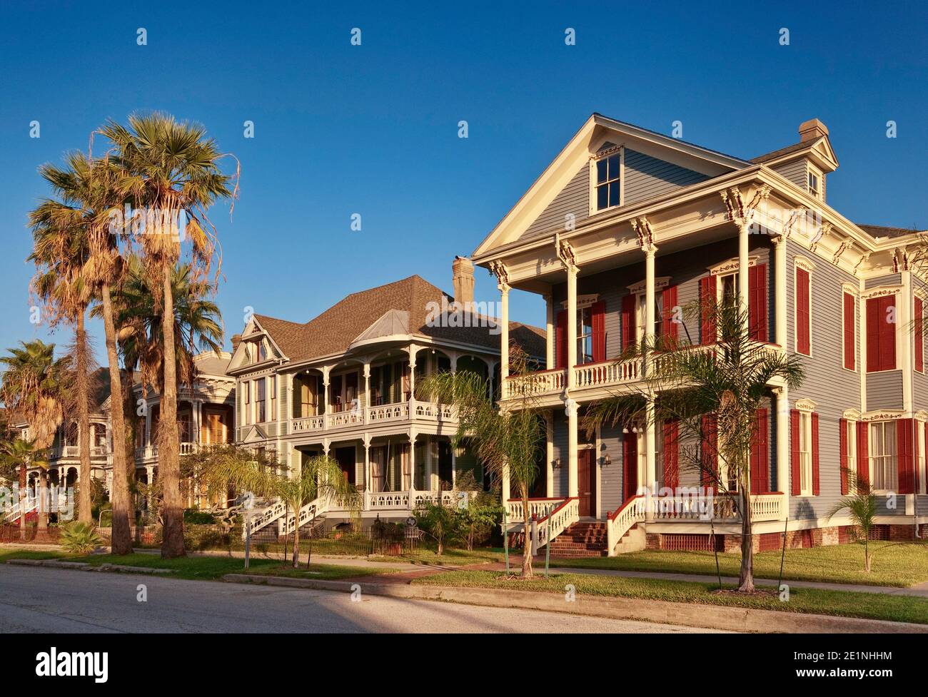 La storica Max Maas House, costruita nel 1886 in stile italiano, si trova su Sealy Avenue nel quartiere storico di East End, Galveston, Texas, Stati Uniti Foto Stock