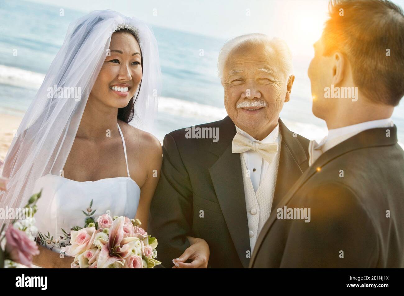 Foto della sposa cinese che tiene il braccio del padre con Groom Foto Stock